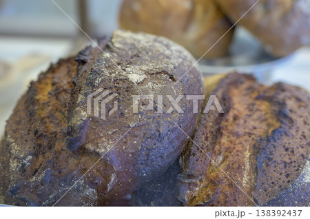 ライ麦とサワードゥで焼き上げたロッゲンミッシュブロート（Roggenmischbrot） 138392437