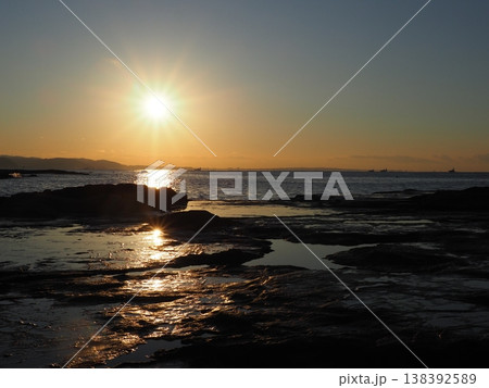 朝日を感じて　干潟と朝日のコントラスト　コピースペース　元気な世界！！！ 138392589