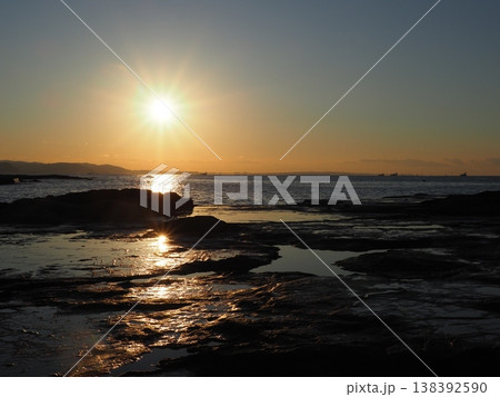 朝日を感じて　干潟と朝日のコントラスト　コピースペース　元気な世界！！！ 138392590