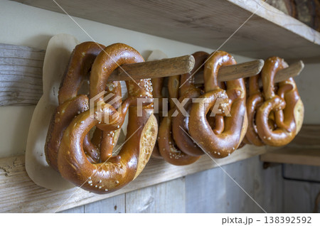 ドイツの伝統パンプレッツェル(pretzel, brezel) ドイツの伝統パンプレッツェル(pretzel, brezel) 138392592