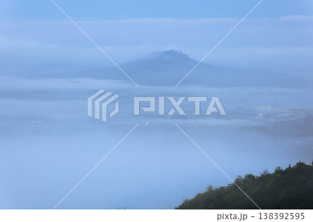 雲海に包まれる気仙沼市の大島亀山 雲海に包まれる気仙沼市の大島亀山 138392595