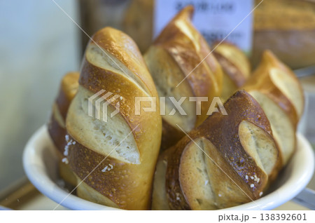 ドイツ伝統のパン、ラウゲンシュタンゲル（Laugenstange） 138392601