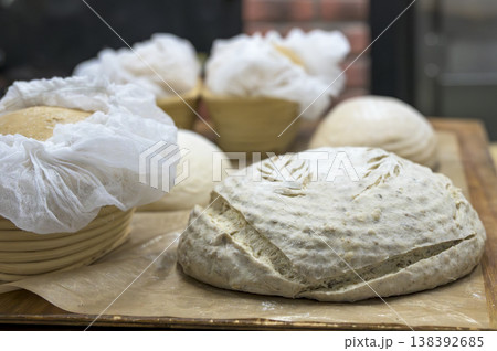 パン作り工程：発酵カゴ（バヌトン）を使用したカンパーニュの成形とクープ入れ 138392685