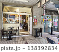 台北市内の建物の1階が通路に成っている半屋外の喫茶店と美容サロン 138392834