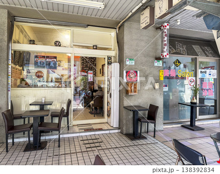 台北市内の建物の1階がアーケード街に成っている半屋外の喫茶店と美容サロン 台北市内の建物の1階がアーケード街に成っている半屋外の喫茶店と美容サロン 138392834