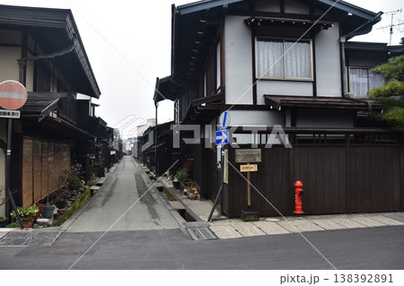 日本の岐阜県 高山市の古い町並 歴史を感じさせる古民家 春の高山祭期間中の朝の様子 日本の岐阜県 高山市の古い町並 歴史を感じさせる古民家 春の高山祭期間中の朝の様子 138392891