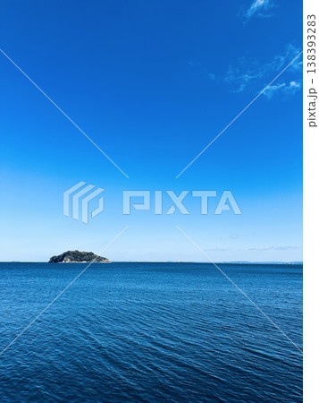 青空と海に浮かぶ島の爽やかな風景1 138393283