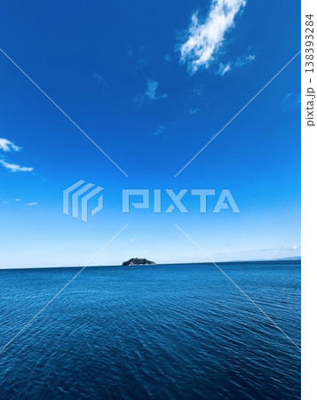 青空と海に浮かぶ島の爽やかな風景2 青空と海に浮かぶ島の爽やかな風景2 138393284