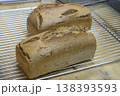 石窯で焼き上がったばかりのライ麦パン（カステンミッシュブロート） 138393593