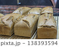石窯で焼き上がったばかりのライ麦パン（カステンミッシュブロート） 138393594