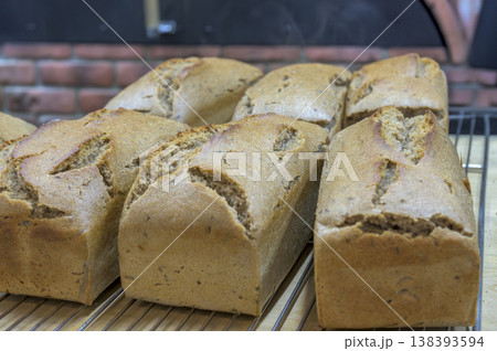 石窯で焼き上がったばかりのライ麦パン（カステンミッシュブロート） 138393594