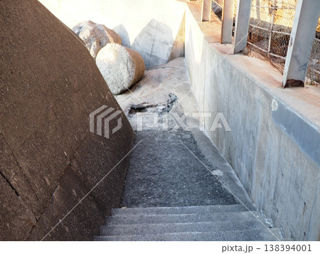 地下水が流れる階段 海の街の小道 コピースペース 道を探して 地下水が流れる階段 海の街の小道 コピースペース 道を探して 138394001