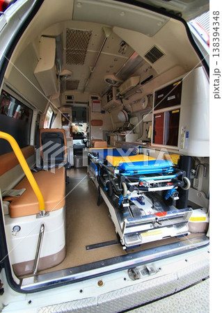 傷病者を収容し緊急走行で病医療機関へ搬送する… 救急車の車内 138394348