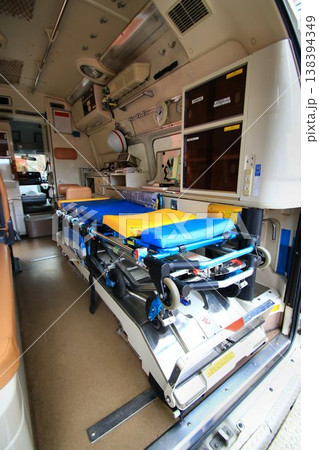 傷病者を収容し緊急走行で病医療機関へ搬送する… 救急車の車内 138394349