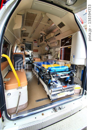 傷病者を収容し緊急走行で病医療機関へ搬送する… 救急車の車内 傷病者を収容し緊急走行で病医療機関へ搬送する… 救急車の車内 138394353