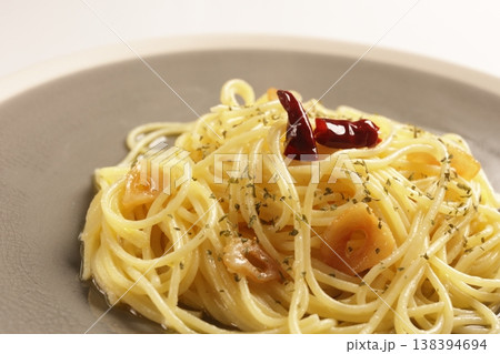 にんにくと唐辛子の香りが引き立つパスタ ペペロンチーノ にんにくと唐辛子の香りが引き立つパスタ ペペロンチーノ 138394694