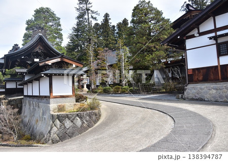 日本の岐阜県 高山市の古い町並 歴史を感じさせる古民家と寺院 春の高山祭期間中の朝の様子 日本の岐阜県 高山市の古い町並 歴史を感じさせる古民家と寺院 春の高山祭期間中の朝の様子 138394787