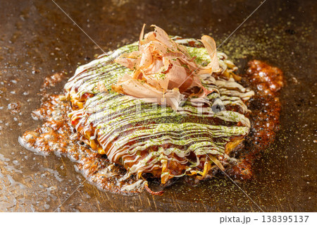 お好み焼き ソース香る鉄板の人気粉もの料理 お好み焼き ソース香る鉄板の人気粉もの料理 138395137