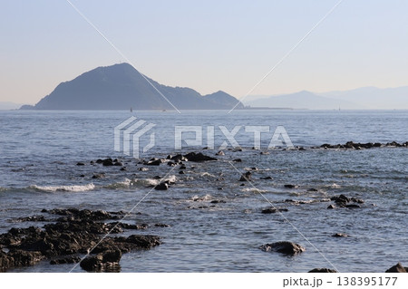 伊良湖岬(愛知県田原市)から見る神島 伊良湖岬(愛知県田原市)から見る神島 138395177
