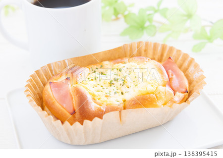 おいしいハムタマゴロールとコーヒー おいしいハムタマゴロールとコーヒー 138395415