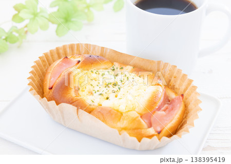 おいしいハムタマゴロールとコーヒー おいしいハムタマゴロールとコーヒー 138395419