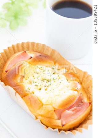 おいしいハムタマゴロールとコーヒー 138395421