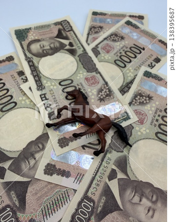 馬のフィギュアと1万円札|競馬・資産・お金のイメージ素材 馬のフィギュアと1万円札|競馬・資産・お金のイメージ素材 138395687