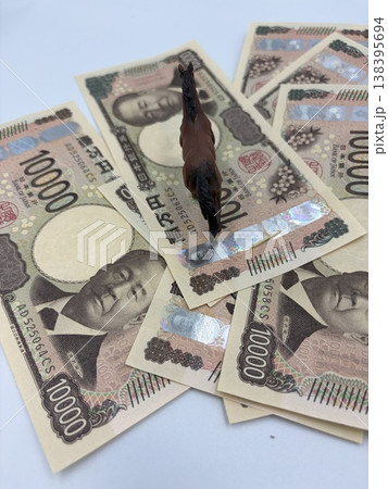 馬のフィギュアと1万円札|競馬・資産・お金のイメージ素材 馬のフィギュアと1万円札|競馬・資産・お金のイメージ素材 138395694
