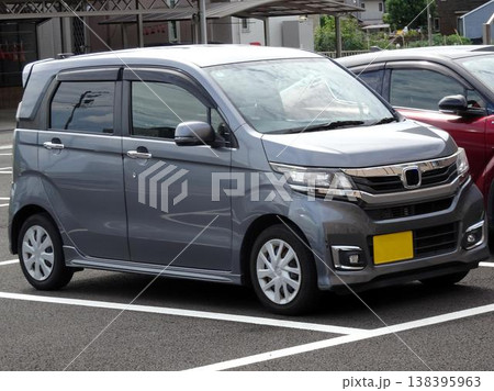 駐車場に停めた車 138395963