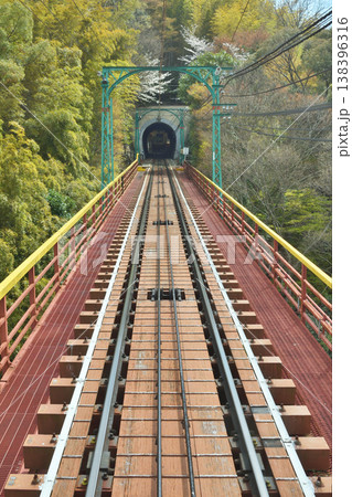 岩清水八幡宮のケーブルカーの鉄橋 138396316
