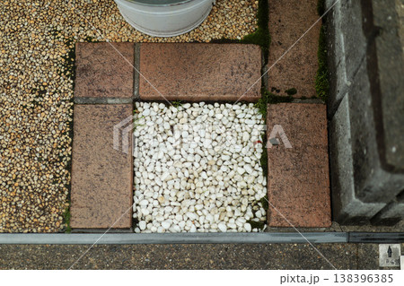 庭の砂利とレンガ配置 和風ガーデン背景素材 / Garden gravel brick layout 庭の砂利とレンガ配置 和風ガーデン背景素材 / Garden gravel brick layout 138396385