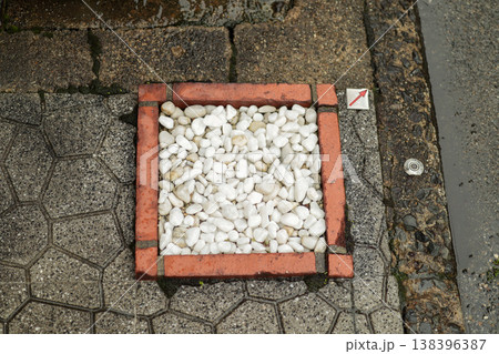 庭の砂利とレンガ配置 和風ガーデン背景素材 / Garden gravel brick layout 庭の砂利とレンガ配置 和風ガーデン背景素材 / Garden gravel brick layout 138396387