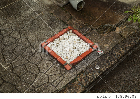 庭の砂利とレンガ配置 和風ガーデン背景素材 / Garden gravel brick layout 庭の砂利とレンガ配置 和風ガーデン背景素材 / Garden gravel brick layout 138396388