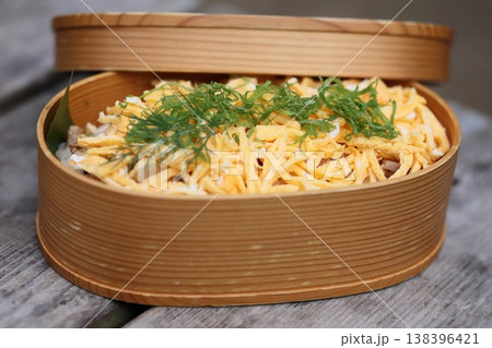 お弁当のバラ寿司 138396421