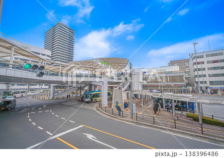 川越駅西口のペデストリアンデッキとバスロータリーの街並み【埼玉県川越市】 川越駅西口のペデストリアンデッキとバスロータリーの街並み【埼玉県川越市】 138396486