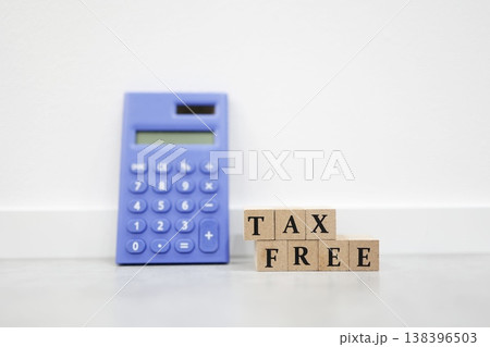 免税TAX FREE・電卓とブロック文字・ビジネス・白バック 免税TAX FREE・電卓とブロック文字・ビジネス・白バック 138396503