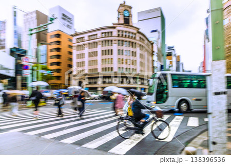 日本の東京都市景観青切符制度4月1日スタート。雨の銀座と自転車…※個人情報保護のため流し撮り 138396536