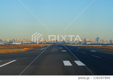 羽田空港の滑走路と東京の都市景観 日本の空港風景 138397900