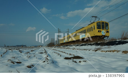 冬の田んぼと近江鉄道 138397901