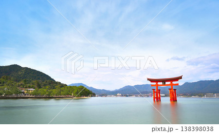 海上に浮かぶ鳥居 138398038