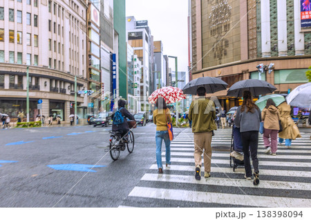 日本の東京都市景観青切符制度4月1日スタート。雨の銀座と自転車… 日本の東京都市景観青切符制度4月1日スタート。雨の銀座と自転車… 138398094