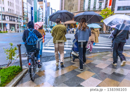 日本の東京都市景観青切符制度4月1日スタート。雨の銀座と自転車… 日本の東京都市景観青切符制度4月1日スタート。雨の銀座と自転車… 138398103