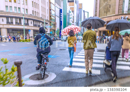 日本の東京都市景観青切符制度4月1日スタート。雨の銀座と自転車… 138398104
