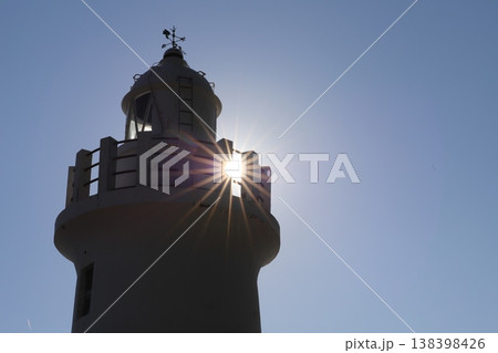 下から見上げる伊良湖岬灯台（愛知県田原市） 138398426