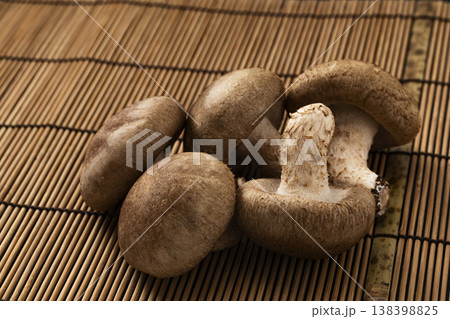 しいたけ_背景が板 138398825
