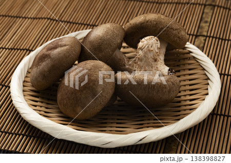 しいたけ_背景が板 138398827