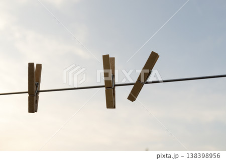 clothes pegs on the clothesline 138398956