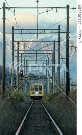 冬山を背負って走る近江鉄道 冬山を背負って走る近江鉄道 138399104