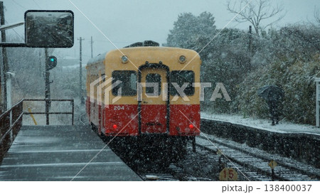 吹雪の中走る小湊鉄道 吹雪の中走る小湊鉄道 138400037