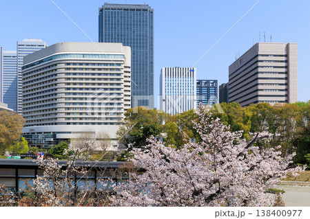 春の大阪城の城テラスと満開の桜 138400977